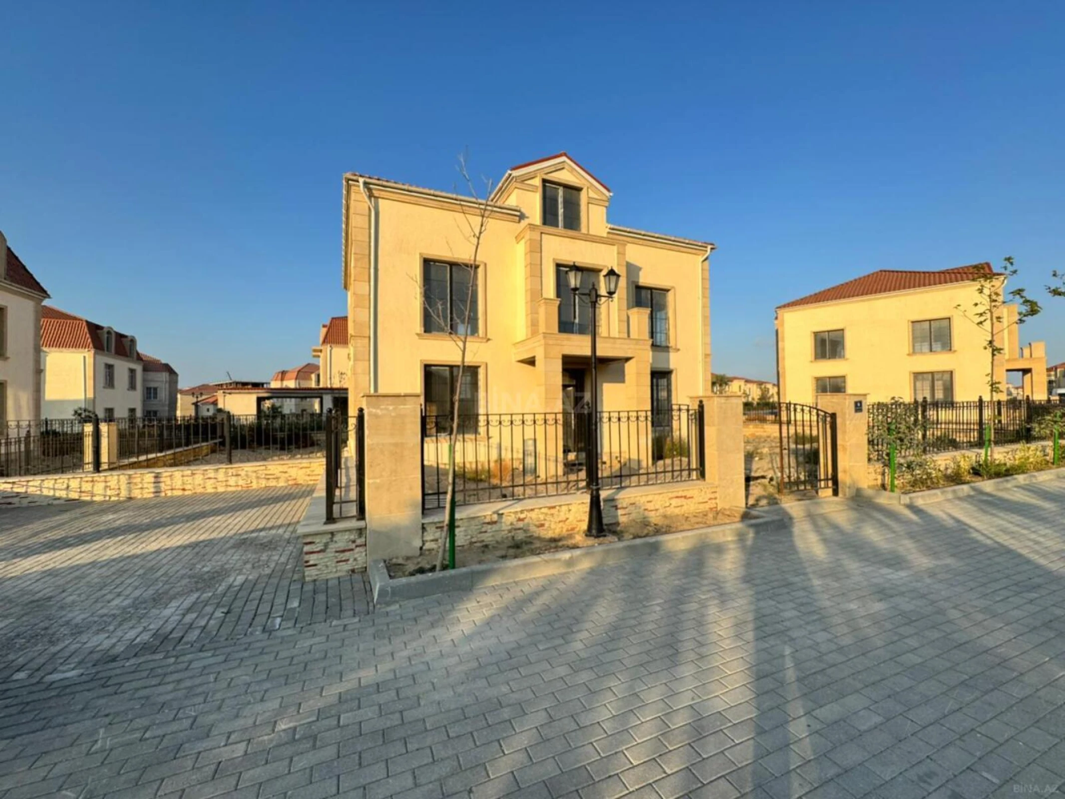 Satılır 8 otaqlı həyət evi 345 m²