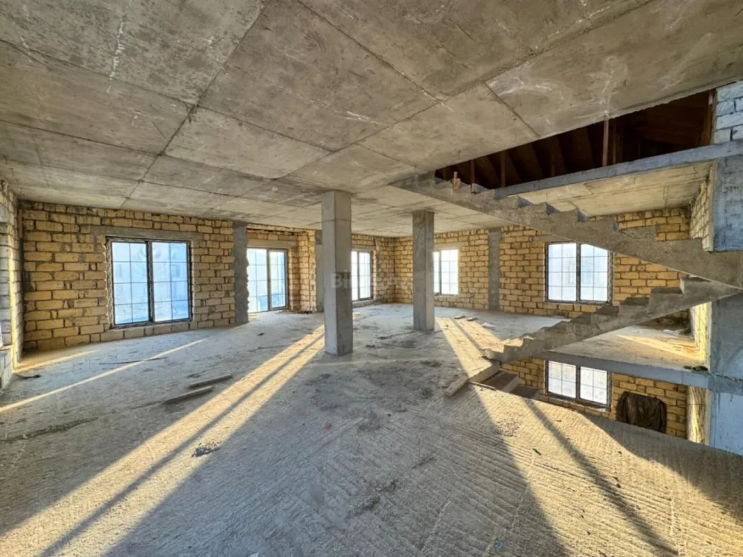 Satılır 8 otaqlı həyət evi 345 m²