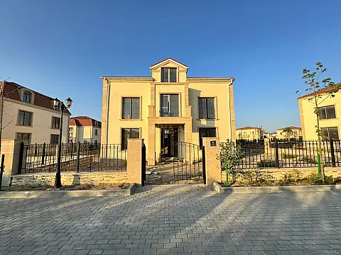 Satılır 8 otaqlı həyət evi 345 m²