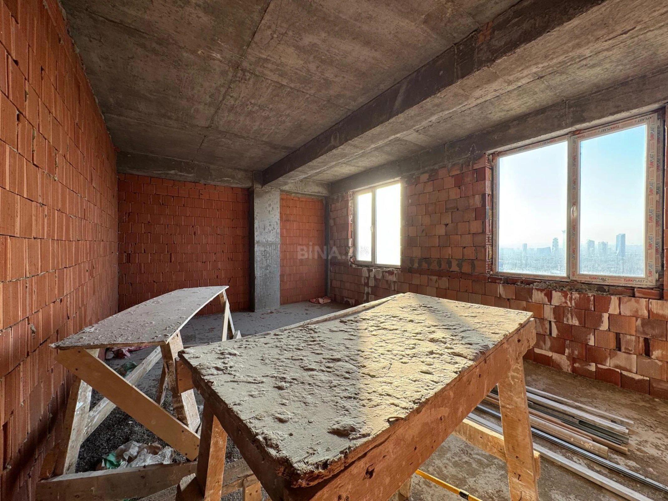 Satılır 4 otaqlı mənzil 181 m²