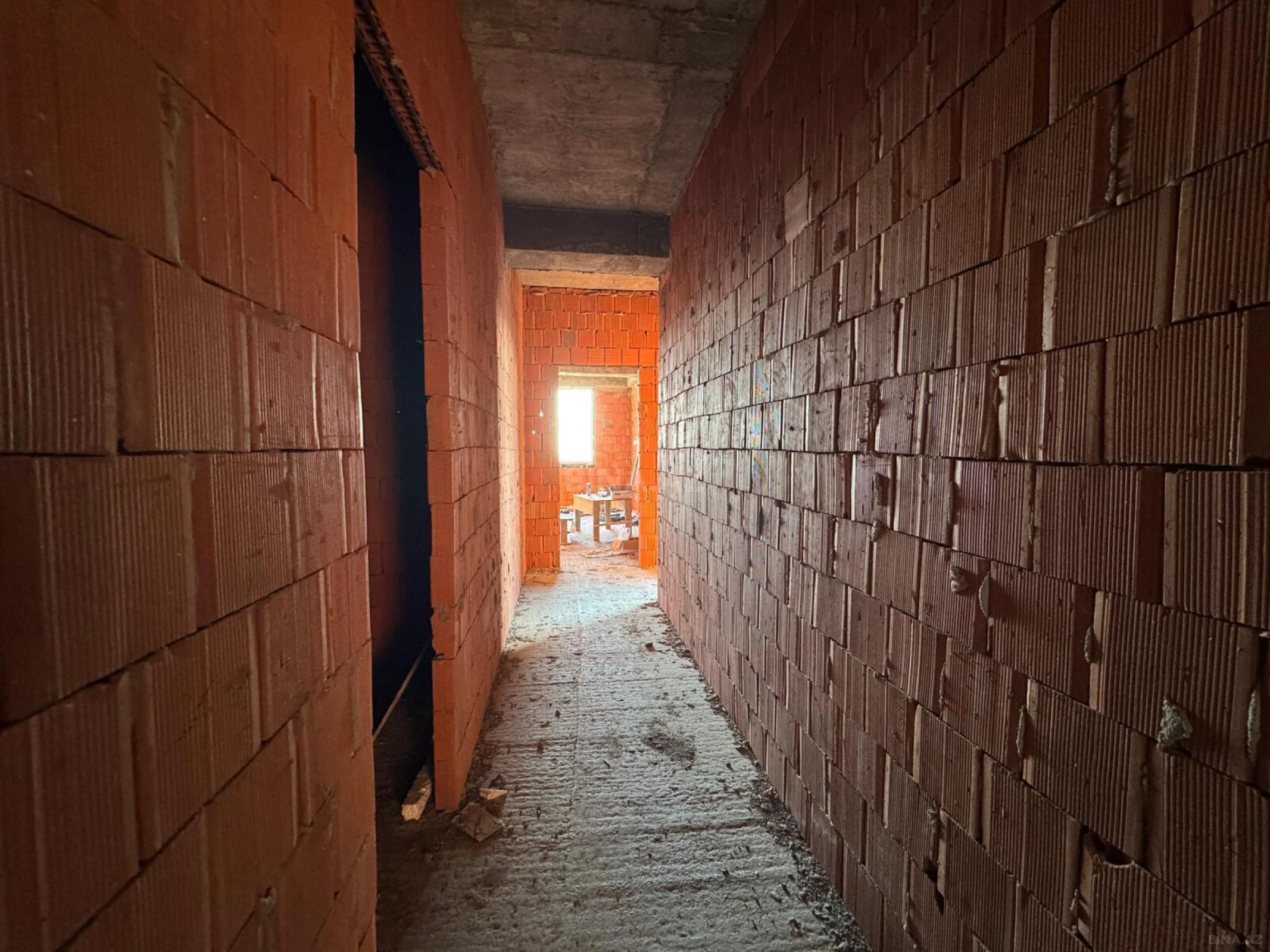 Satılır 4 otaqlı mənzil 181 m²