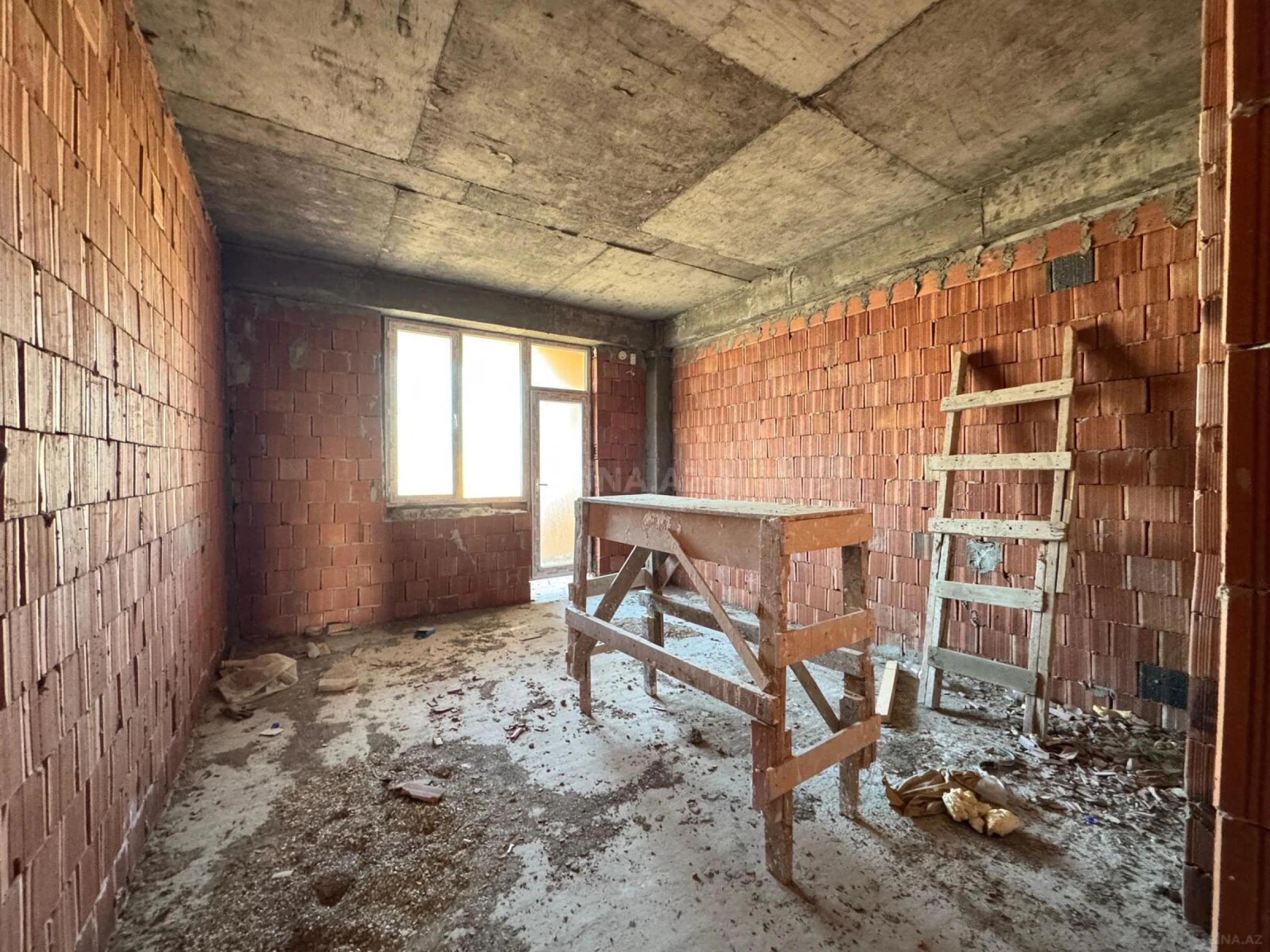 Satılır 4 otaqlı mənzil 181 m²