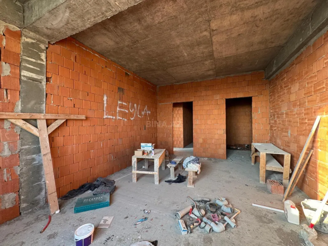 Satılır 4 otaqlı mənzil 181 m²