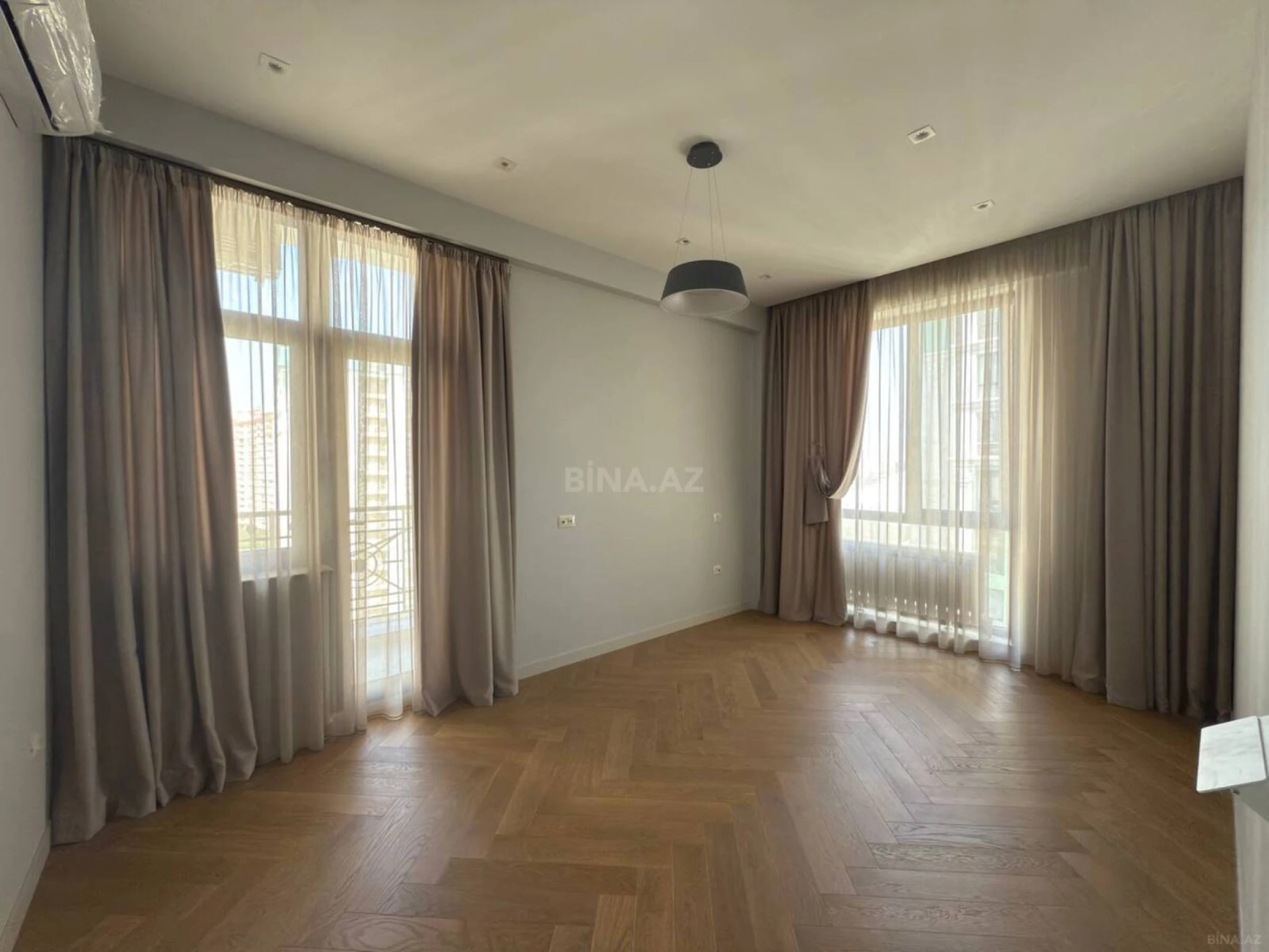 Satılır 3 otaqlı mənzil 135 m²