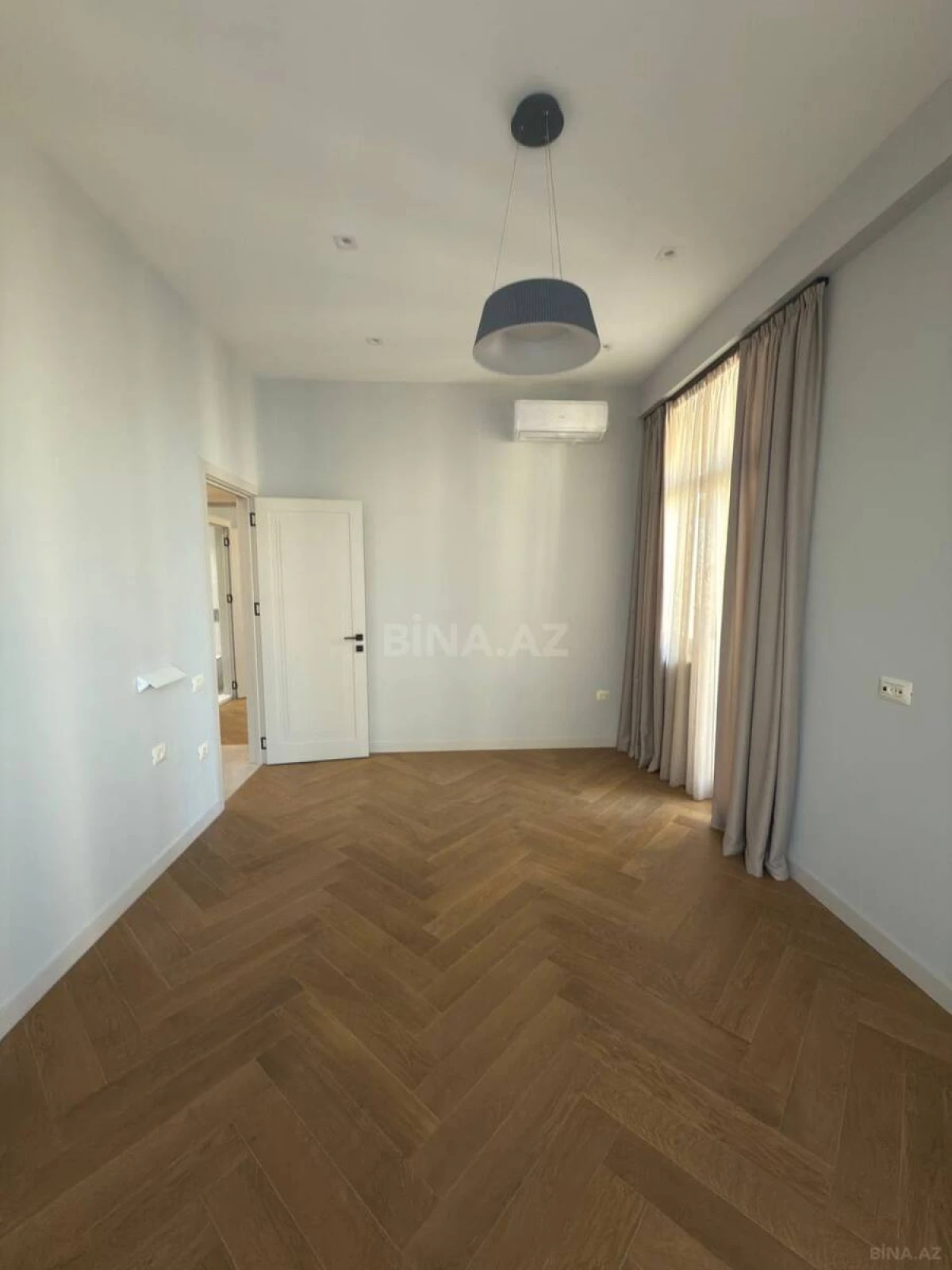 Satılır 3 otaqlı mənzil 135 m²