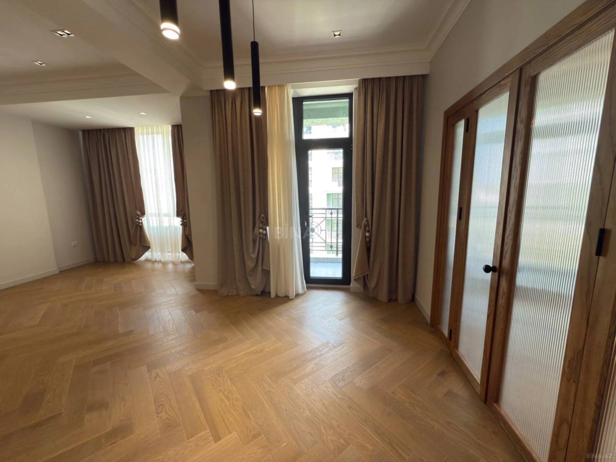 Satılır 3 otaqlı mənzil 135 m²