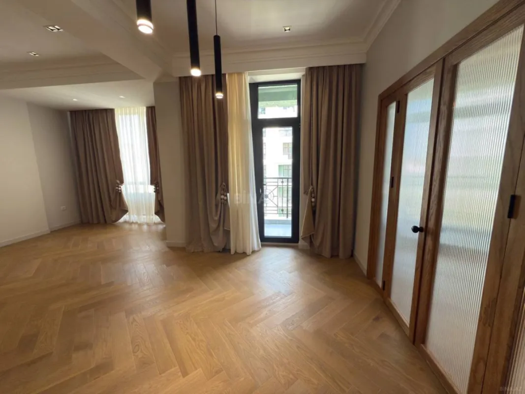 Satılır 3 otaqlı mənzil 135 m²