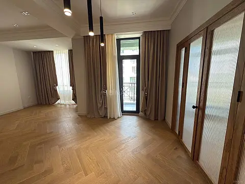 Satılır 3 otaqlı mənzil 135 m²