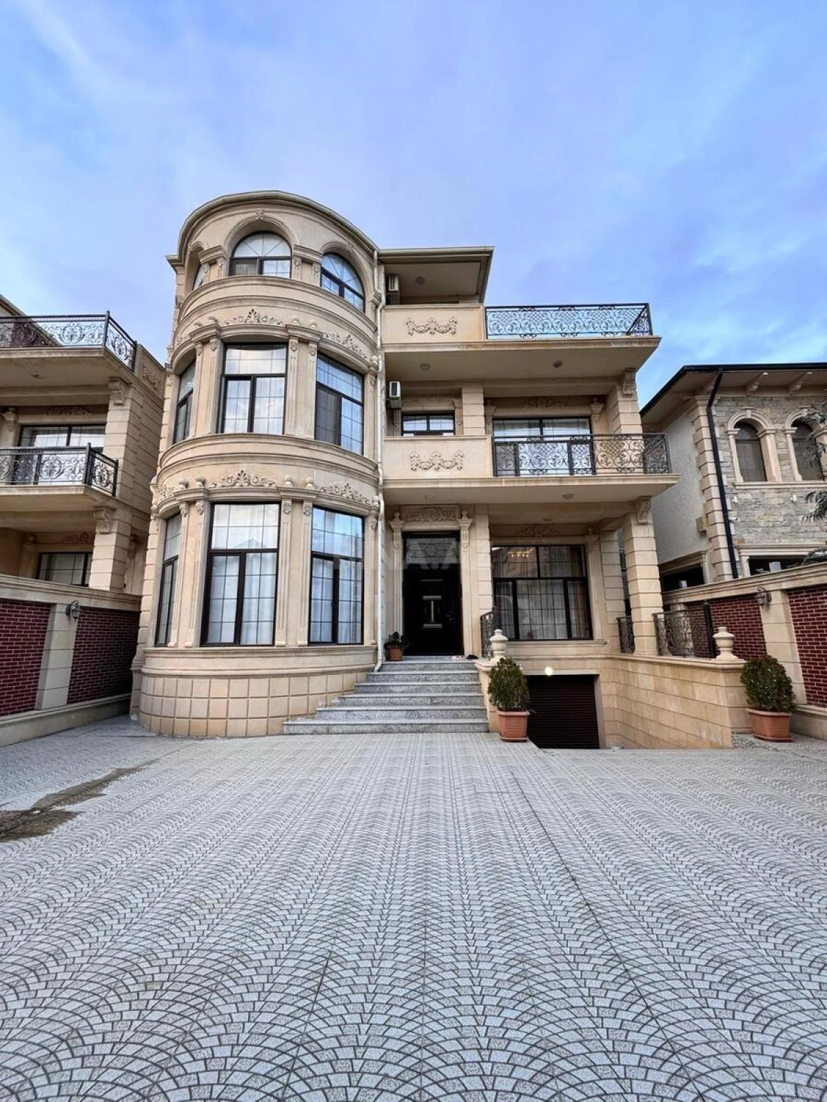 Satılır 7 otaqlı həyət evi 650 m²