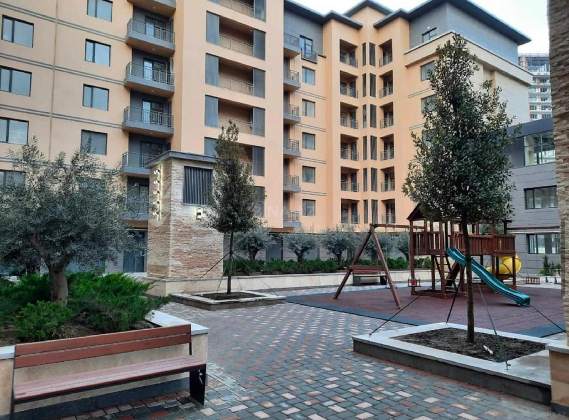 Satılır 4 otaqlı mənzil 161 m²