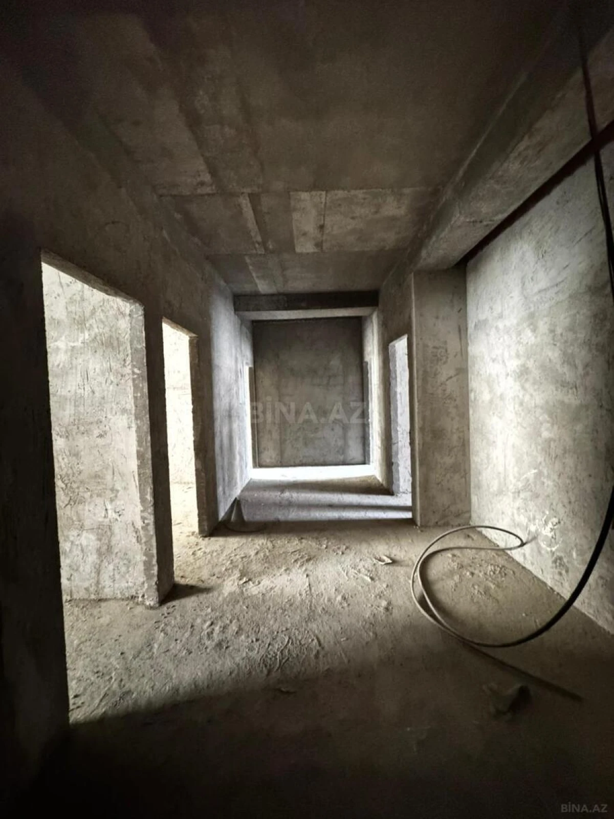 Satılır 4 otaqlı mənzil 161 m²