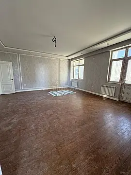 Satılır 3 otaqlı mənzil 138 m²