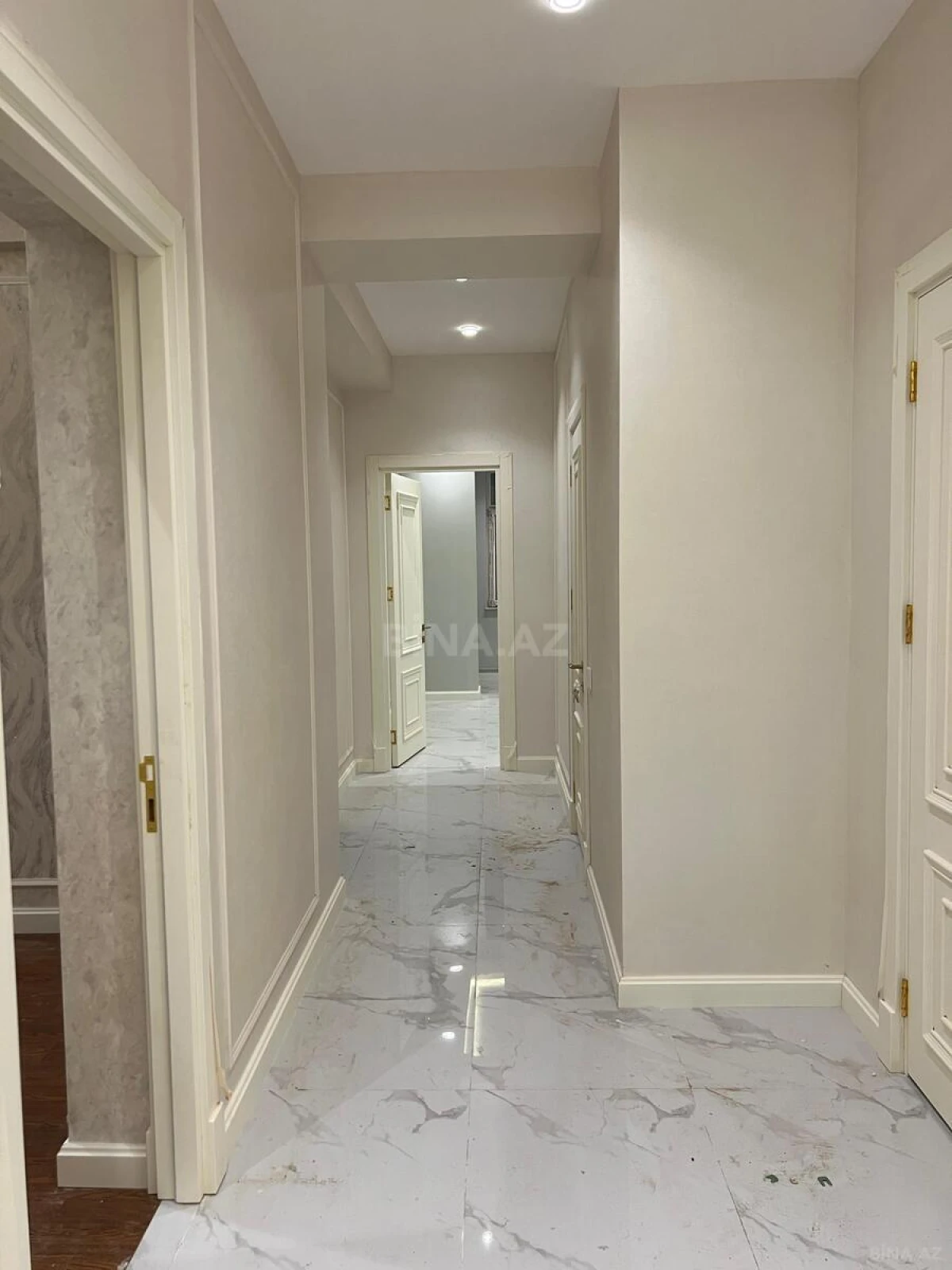 Satılır 3 otaqlı mənzil 138 m²