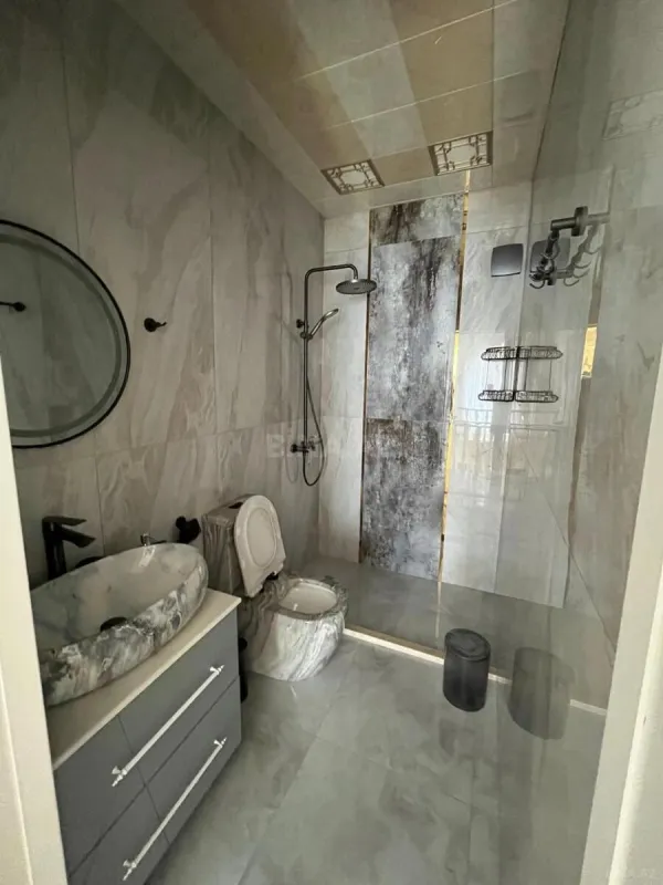 Satılır 8 otaqlı həyət evi 415 m²