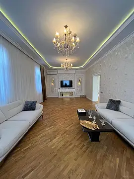 Satılır 8 otaqlı həyət evi 415 m²