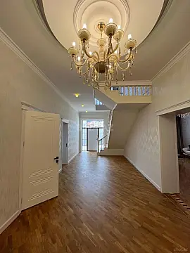 Satılır 8 otaqlı həyət evi 415 m²