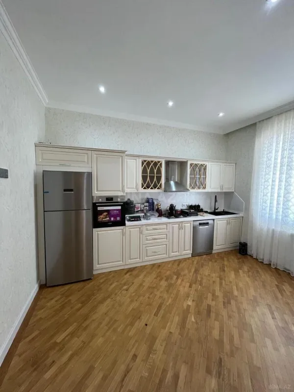 Satılır 8 otaqlı həyət evi 415 m²