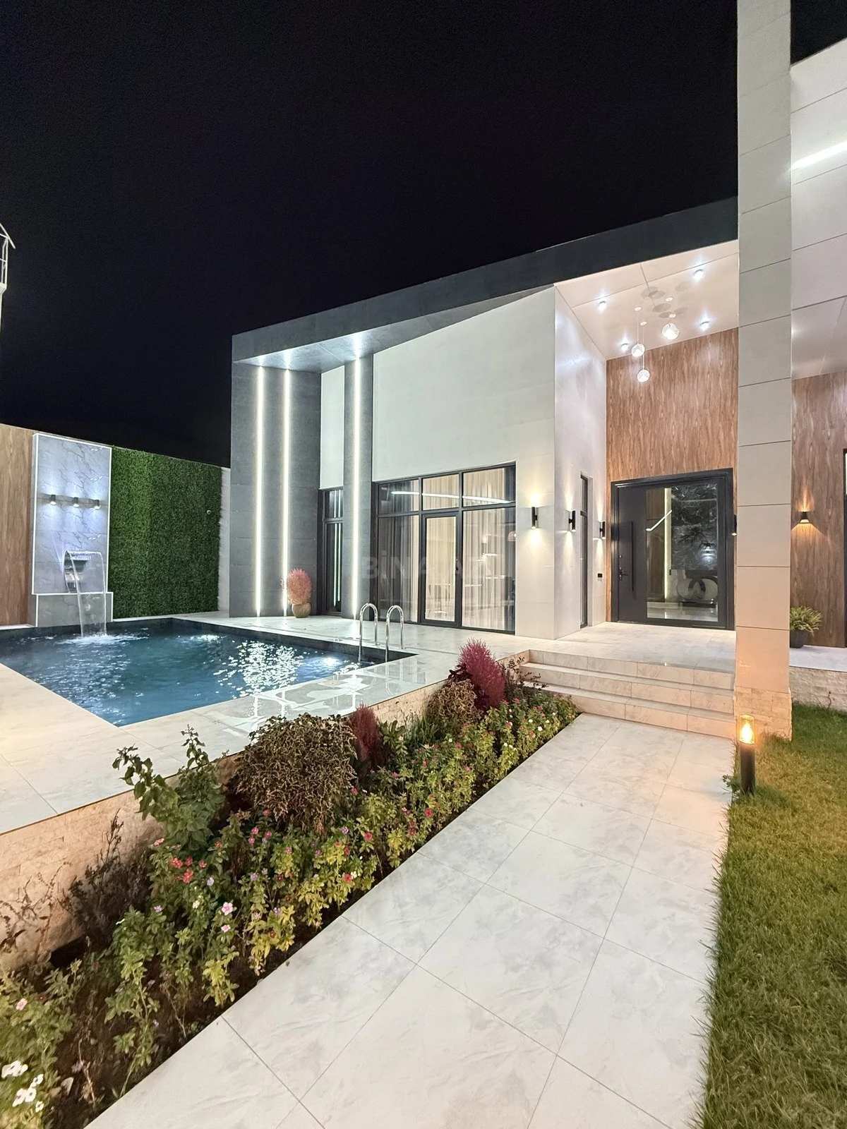 Satılır 5 otaqlı həyət evi 260 m²