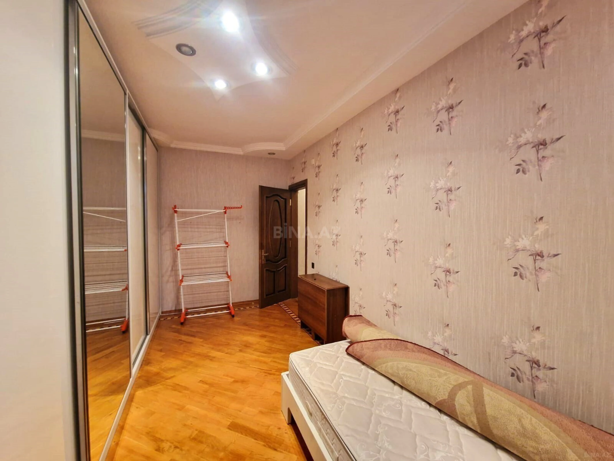 Kirayə verilir 3 otaqlı mənzil 165 m²