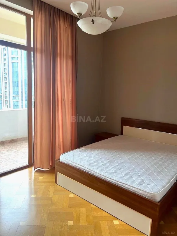 Kirayə verilir 3 otaqlı mənzil 118 m²