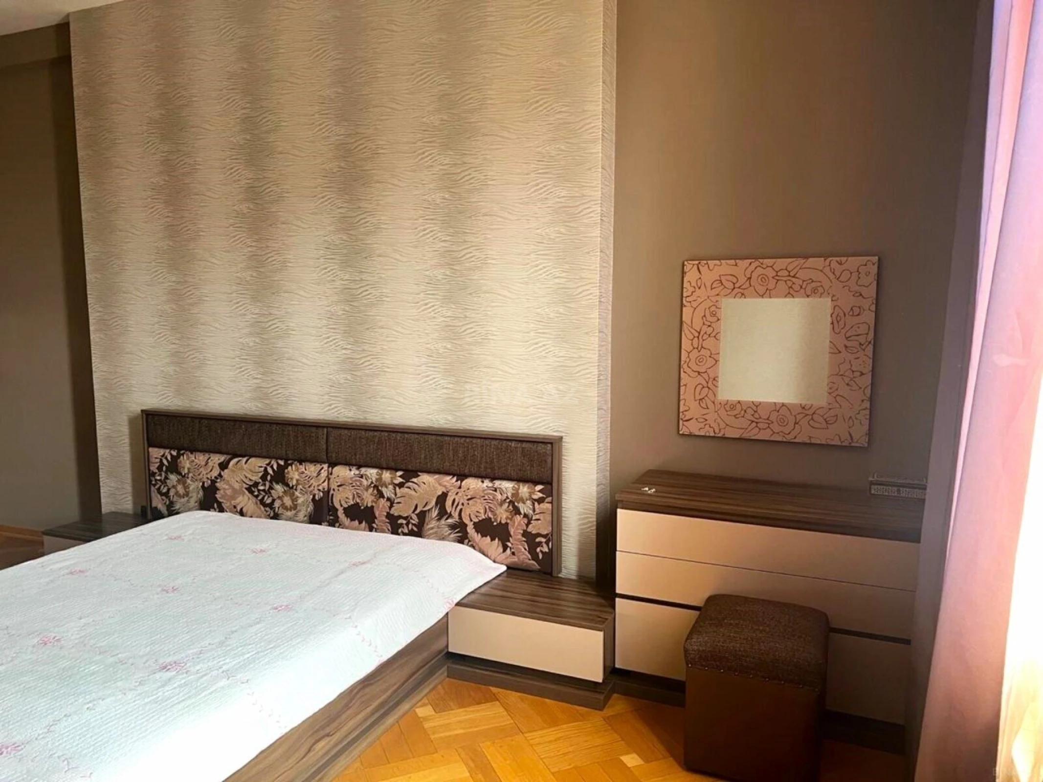 Kirayə verilir 3 otaqlı mənzil 118 m²