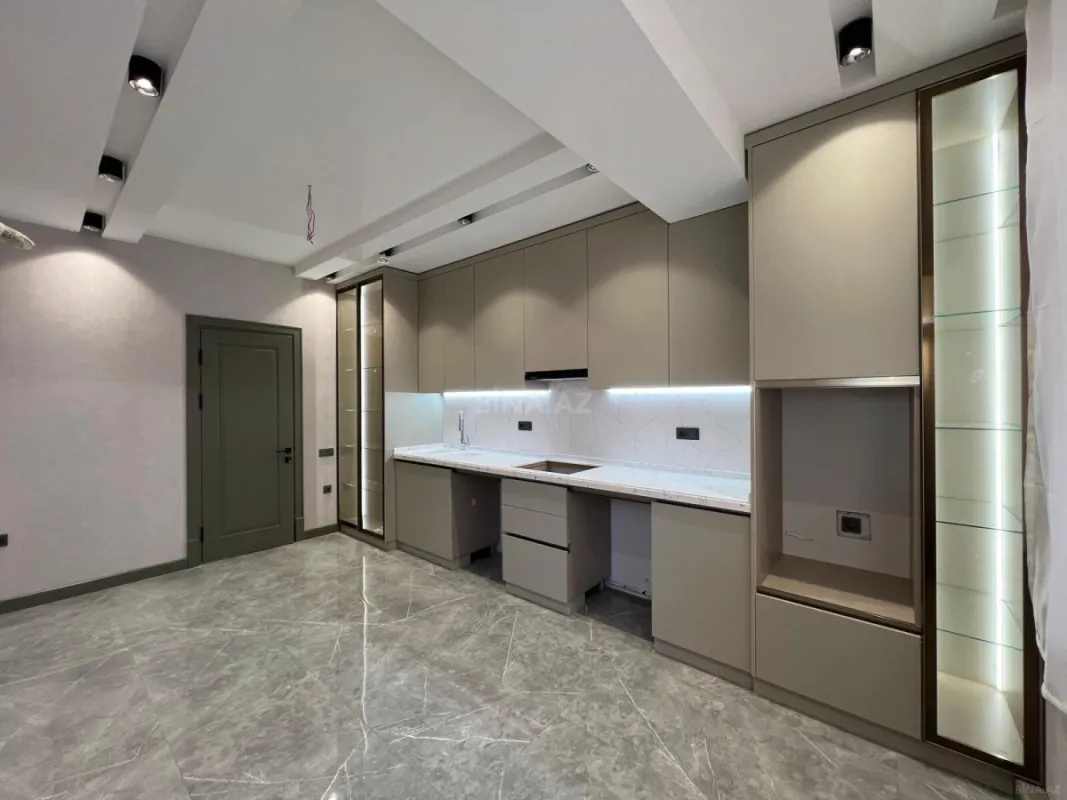 Satılır 4 otaqlı mənzil 165 m²