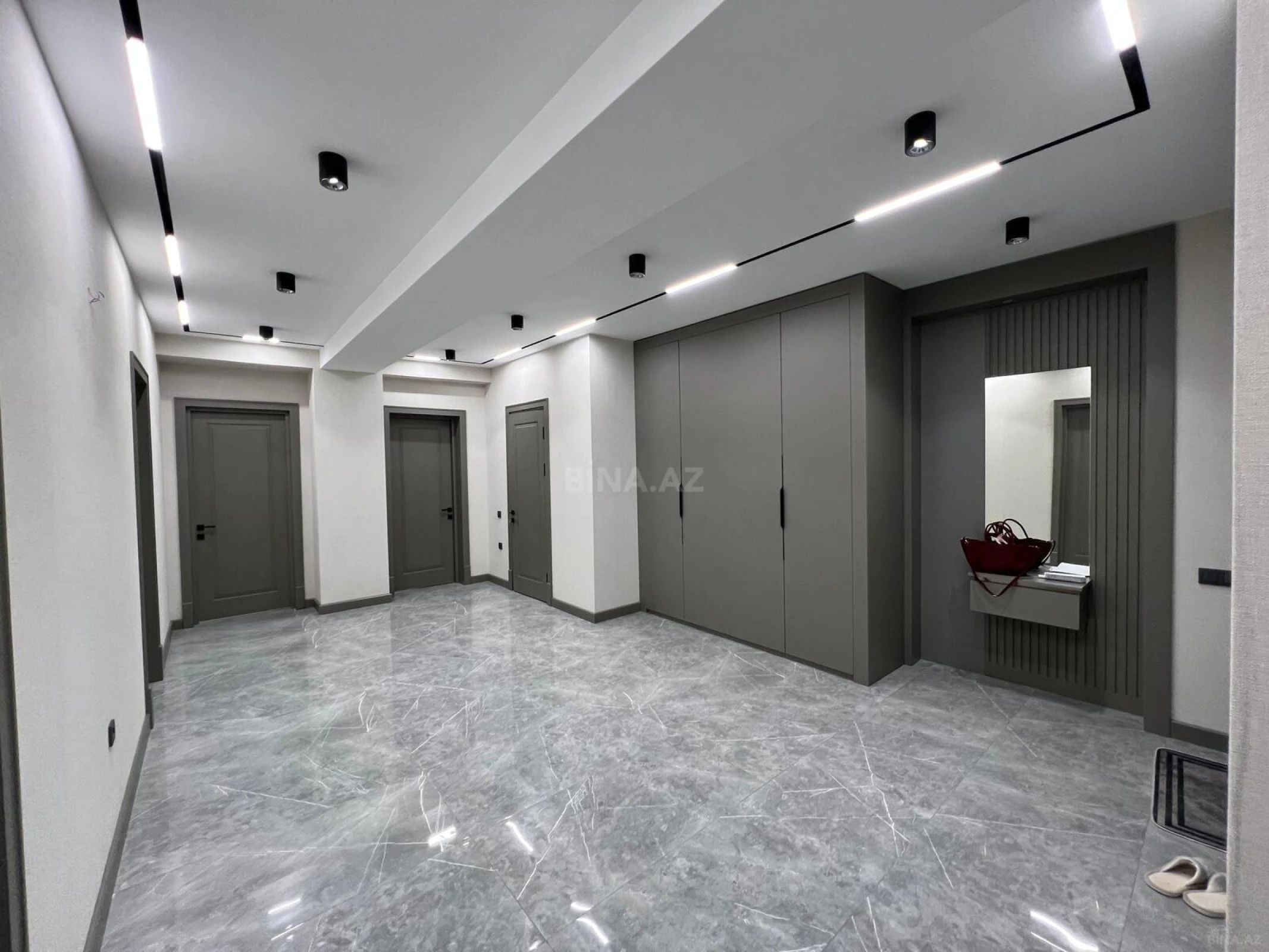 Satılır 4 otaqlı mənzil 165 m²