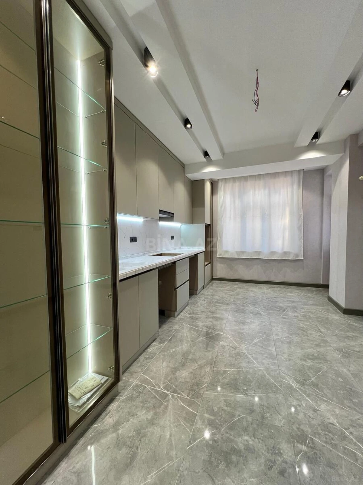 Satılır 4 otaqlı mənzil 165 m²