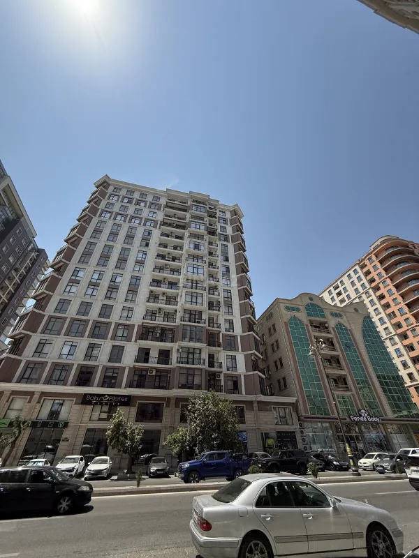 Satılır 4 otaqlı mənzil 220 m²
