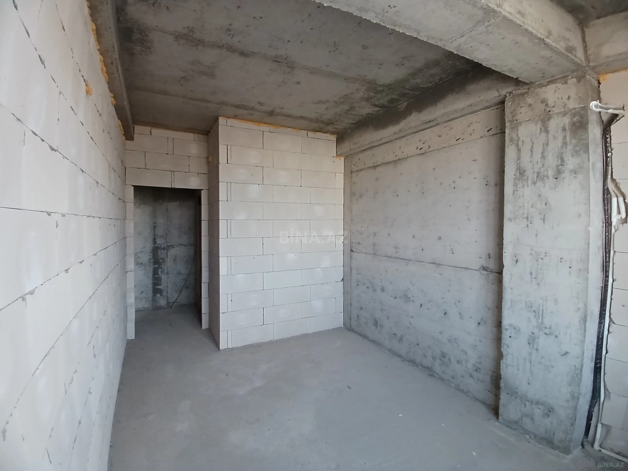 Satılır 2 otaqlı mənzil 92 m²