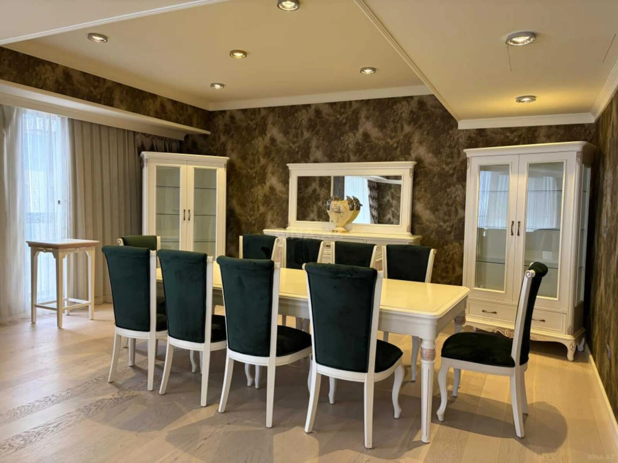 Kirayə verilir 6 otaqlı mənzil 410 m²