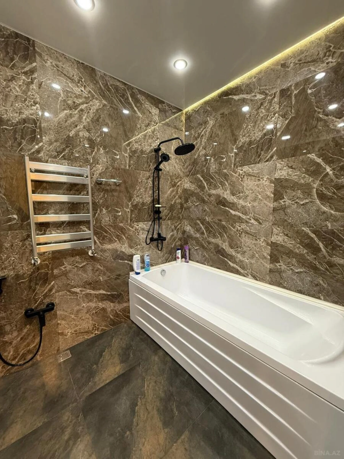 Satılır 4 otaqlı mənzil 180 m²