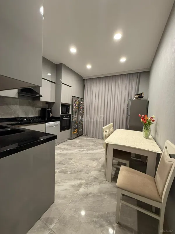 Satılır 4 otaqlı mənzil 180 m²