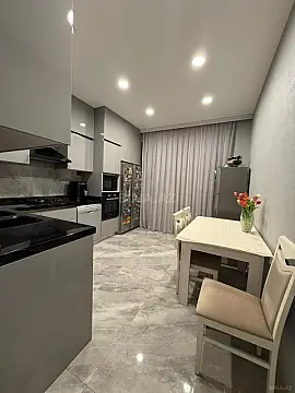 Satılır 4 otaqlı mənzil 180 m²