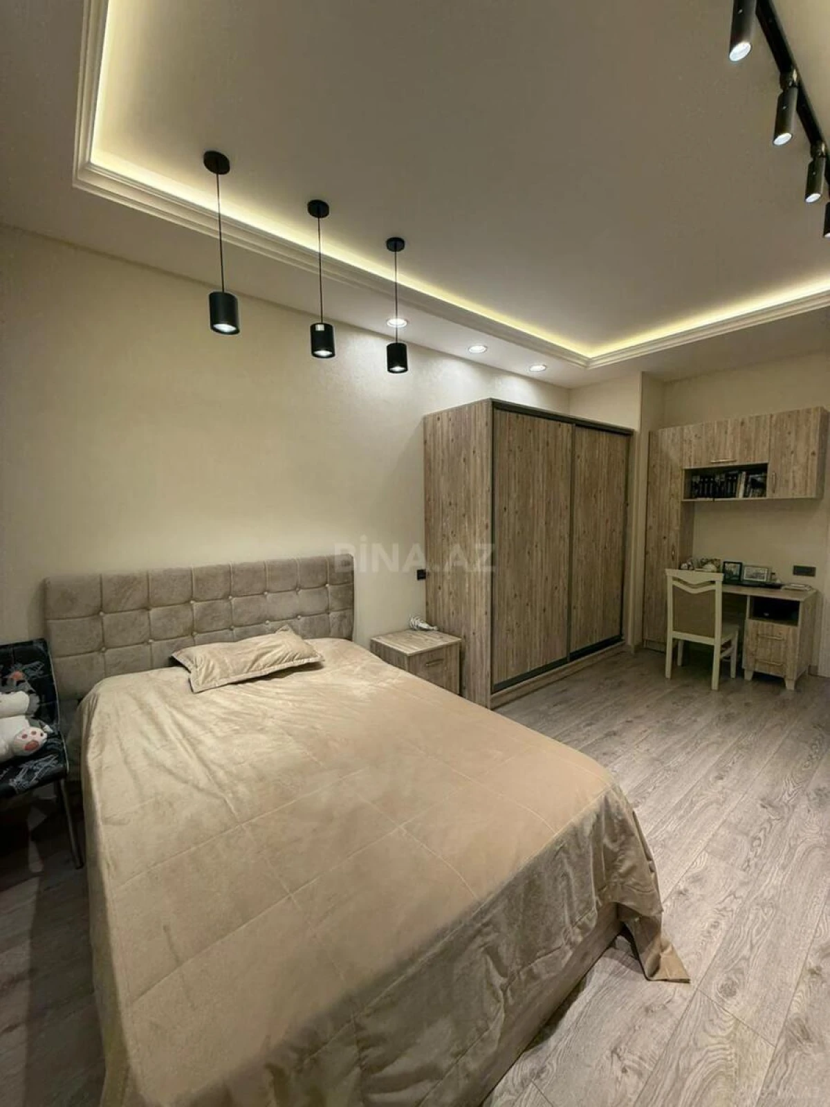 Satılır 4 otaqlı mənzil 180 m²
