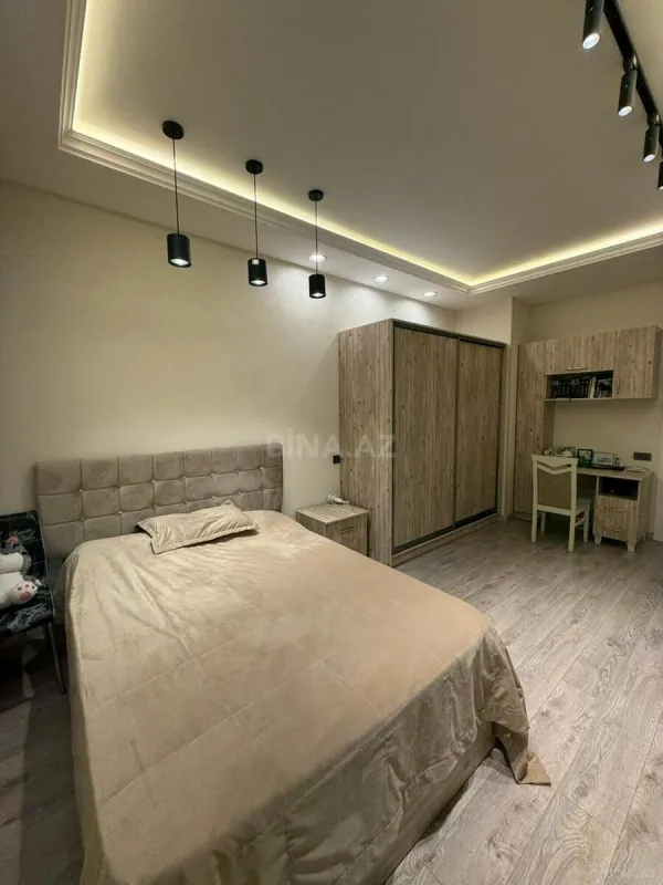 Satılır 4 otaqlı mənzil 180 m²