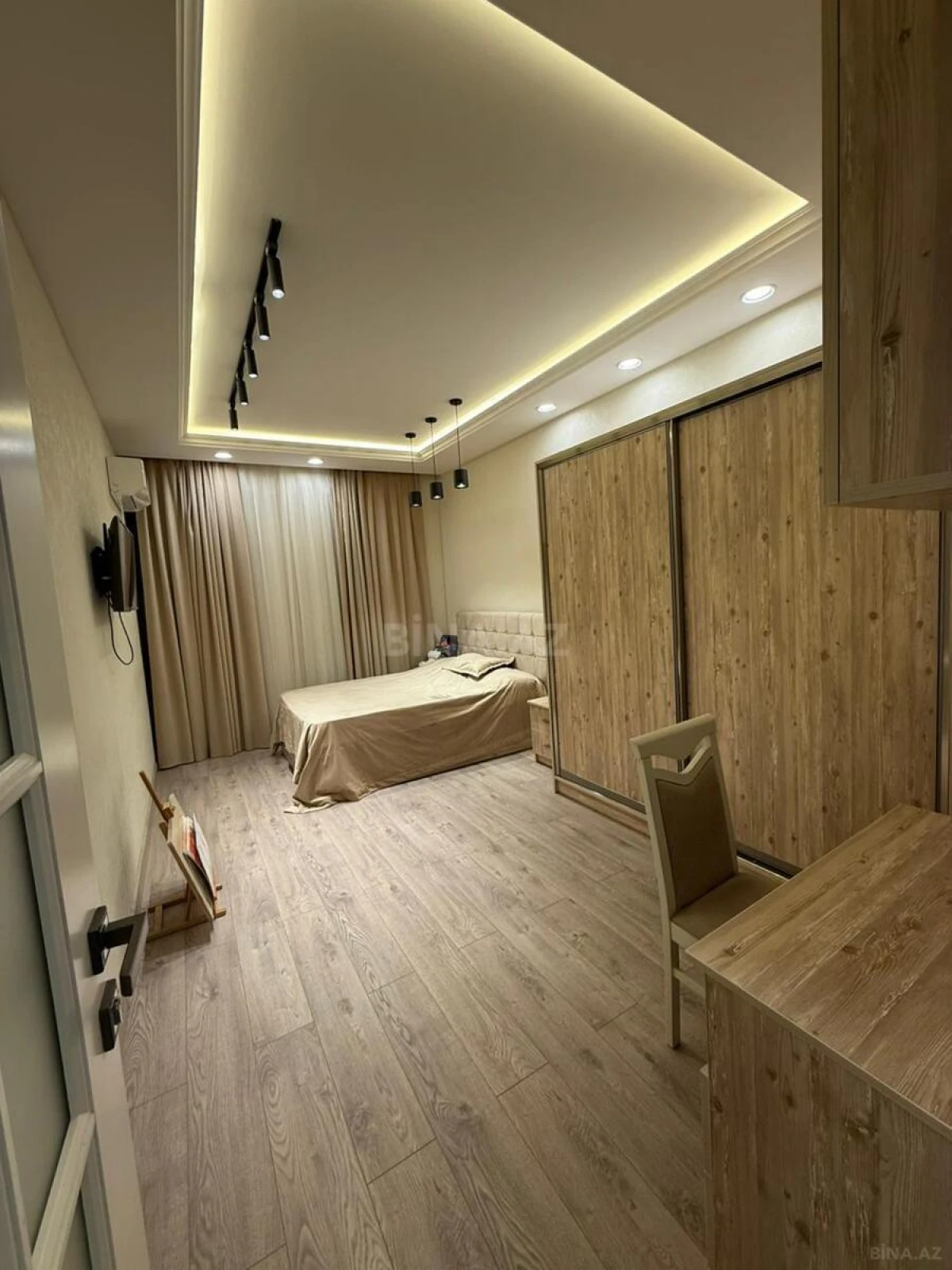 Satılır 4 otaqlı mənzil 180 m²