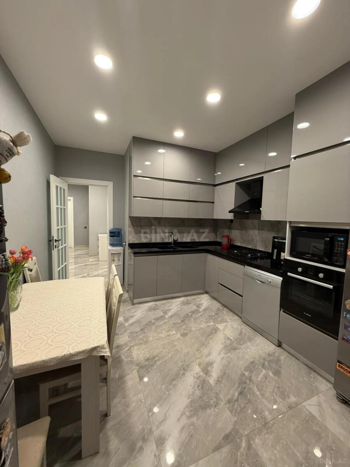 Satılır 4 otaqlı mənzil 180 m²