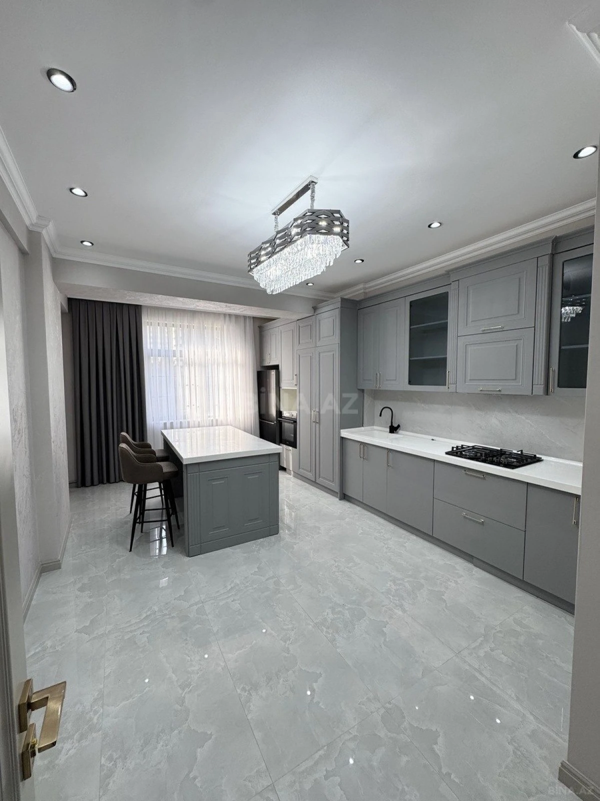 Satılır 3 otaqlı mənzil 138.8 m²