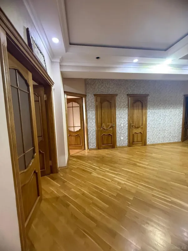 Satılır 3 otaqlı mənzil 170 m²