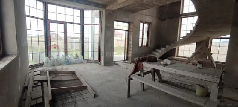 Satılır 6 otaqlı həyət evi 250 m²
