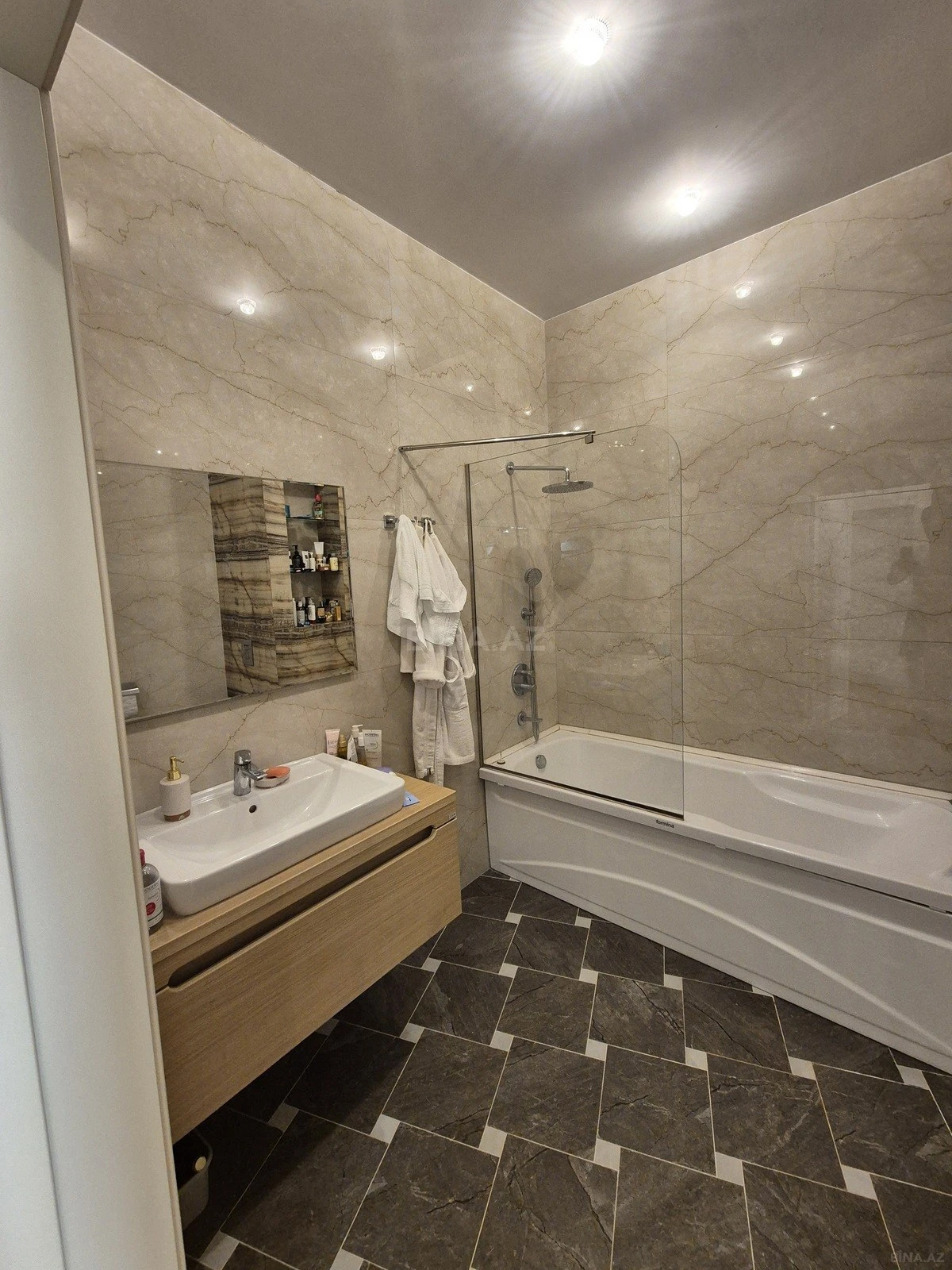 Satılır 6 otaqlı həyət evi 360 m²