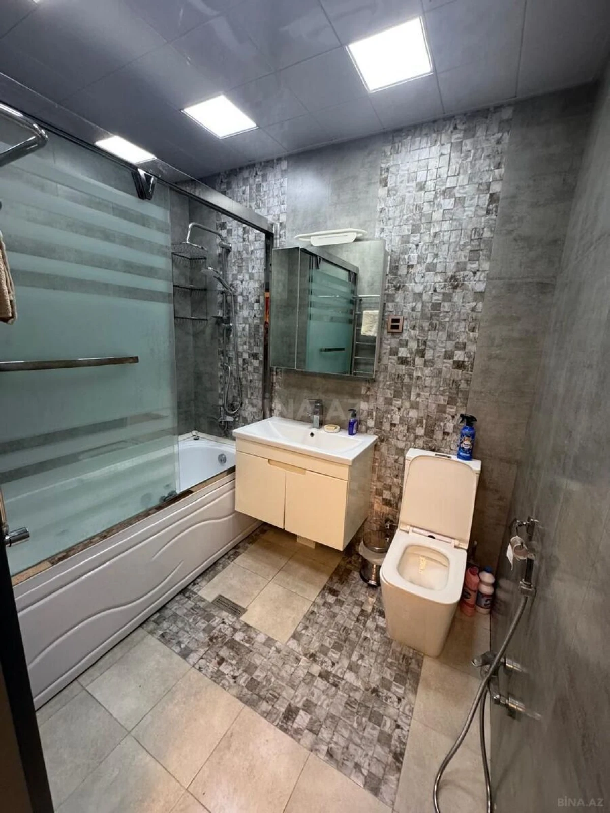 Kirayə verilir 3 otaqlı mənzil 140 m²