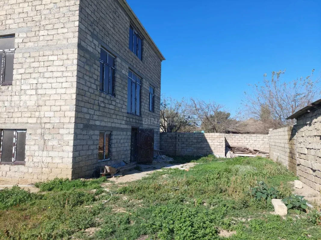 Satılır 7 otaqlı həyət evi 240 m²