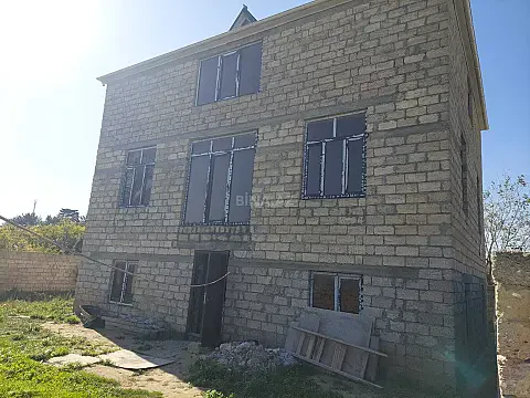 Satılır 7 otaqlı həyət evi 240 m²