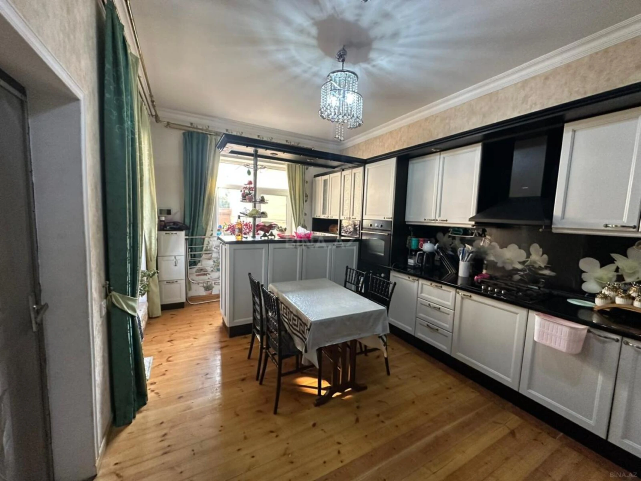 Satılır 8 otaqlı həyət evi 600 m²