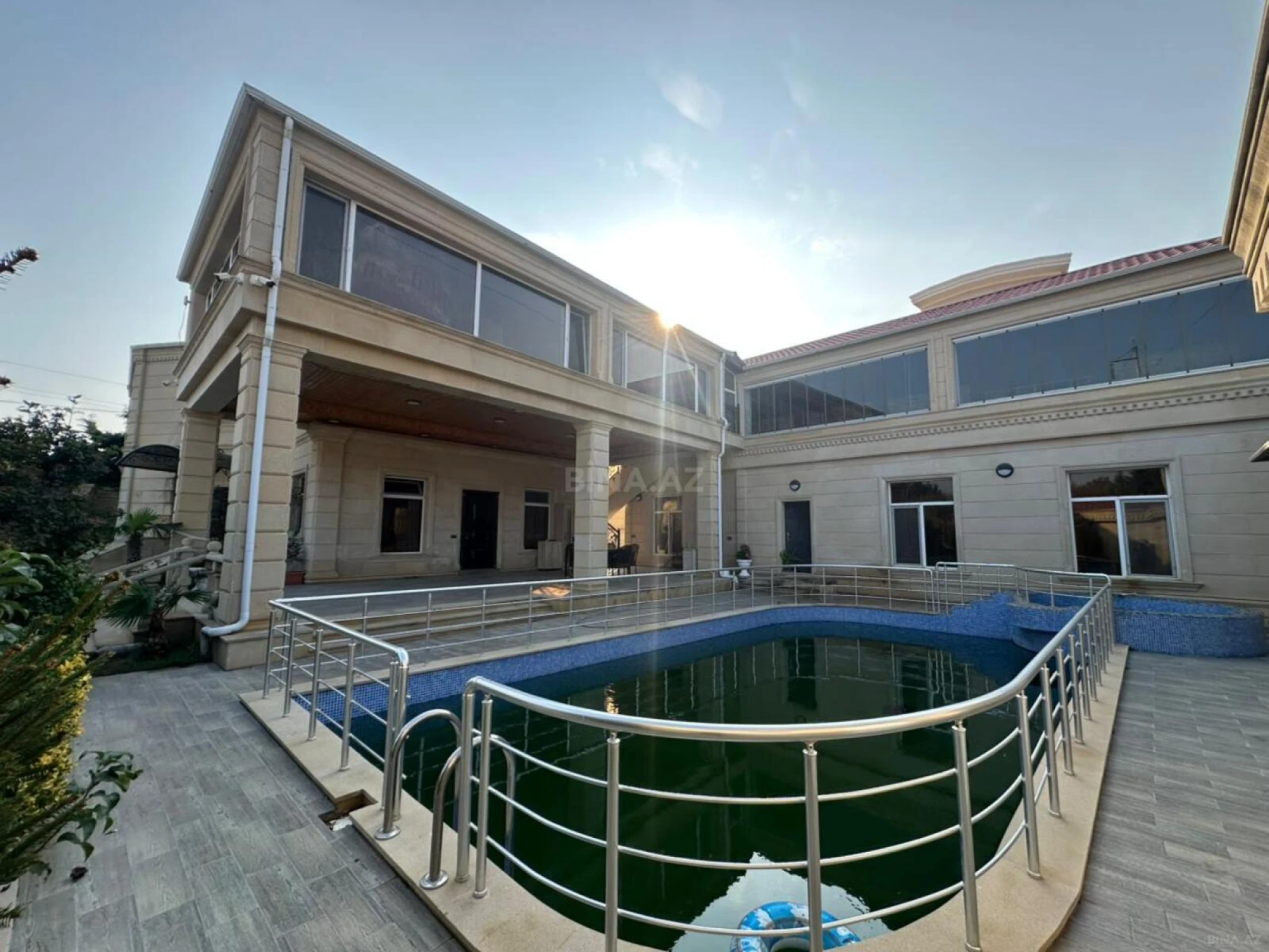 Satılır 8 otaqlı həyət evi 600 m²