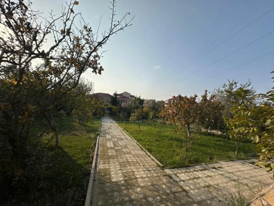Satılır 8 otaqlı həyət evi 600 m²