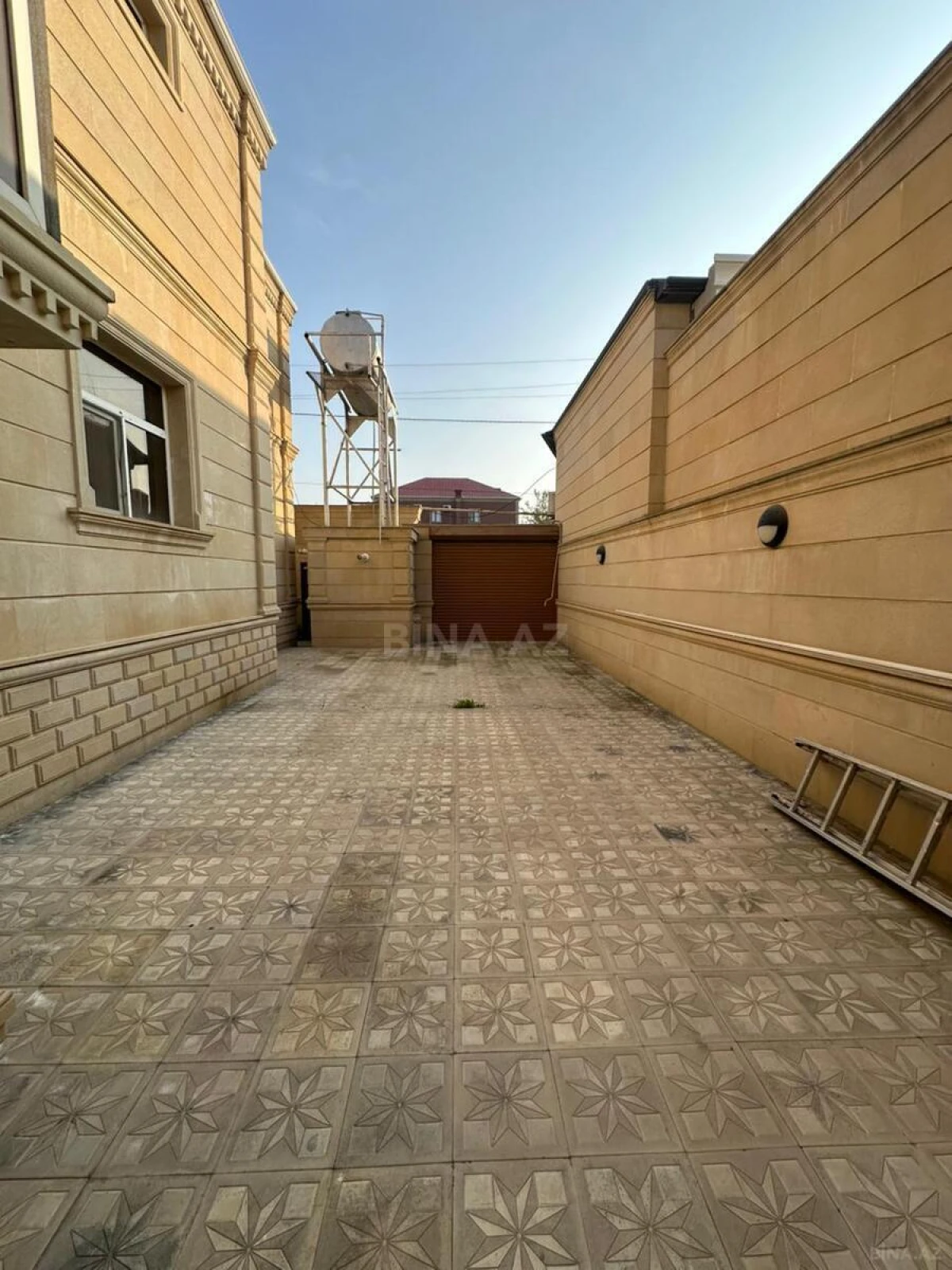 Satılır 8 otaqlı həyət evi 600 m²