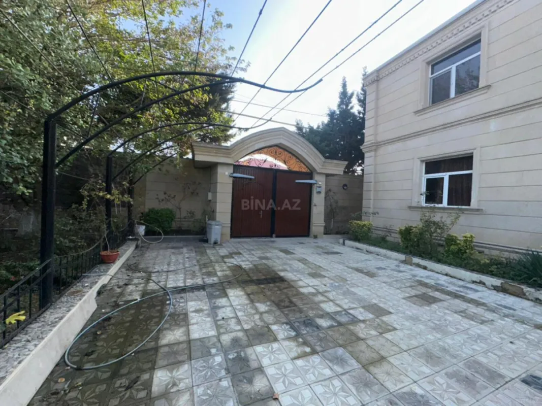 Satılır 8 otaqlı həyət evi 600 m²